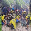 उत्तराखंड चीन सीमा के सुदूर गांव में व्यक्ति हो गया बीमार, दुर्गम इलाके से कैसे पहुंचाया अस्पताल, तस्वीरें देखिए