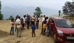 उत्तराखंड के डुमडाई गांव में पहली बार पहुंचा कोई वाहन, गांव वाले खुशी से झूम उठे