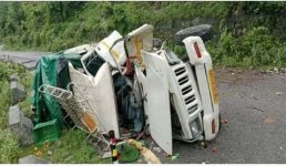 Uttarakhand वाहन पर बोल्डर गिरने से 3 लोगों की मौके पर ही मौत, 4 लोग घायल