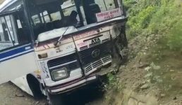 Uttarakhand ढलान में जा रही रोडवेज बस का हुआ ब्रेक फेल, चालक की सूझबूझ से बची यात्रियों की जान, आधे दर्जन यात्री घायल