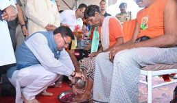 सीएम धामी ने हरिद्वार में कांवड़ियों का पैर धोकर स्वागत किया, कहा कावड़ियों की सेवा करना सभी के लिए पुण्य का काम है