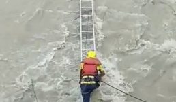 भीषण हादसा, कार उफनती नदी में गिरी, 2 लोग लापता, 1 शव बरामद, 2 बचाए गये