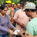 धारचूला के रांथी में आपदा का डीएम ने निरीक्षण किया, एक प्रभावित को मौके पर ही मुआवजा दिया