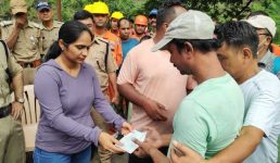धारचूला के रांथी में आपदा का डीएम ने निरीक्षण किया, एक प्रभावित को मौके पर ही मुआवजा दिया