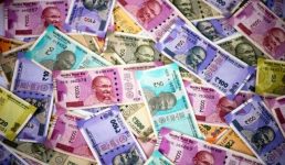Uttarakhand, तहसीलदार को फाइल पकड़ाते ही उसमें से गिरने लगे नोट, तहसीलदार हुए आगबबूला, फाइल देने वाले को पुलिस हिरासत में भिजवाया