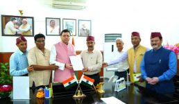 गढ़वाली और कुमाऊनी को संविधान की आठवीं अनुसूची में शामिल करवाने की मांग, मुख्यमंत्री, साहित्यकारों और मंत्रियों से मुलाकात