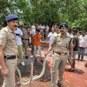 उत्तराखंड में यहां एसपी के हाथों में अजगर देखकर लोग हो गए हैरान, पढ़िए आखिर क्या है मामला