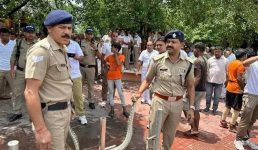 उत्तराखंड में यहां एसपी के हाथों में अजगर देखकर लोग हो गए हैरान, पढ़िए आखिर क्या है मामला