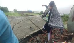 भारी बारिश से गिरा मकान, पति-पत्नी की मौत, युवती घायल