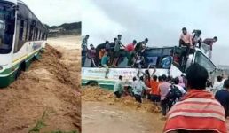 बरसाती नाले में रपटने लगी बस, यात्री डर के मारे छत पर चढ़ गये, देखिए वीडियो