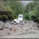 सड़क पर खड़े थे वाहन, पहाड़ी से आया मलबा, 4 लोगों की मौत, 7 घायल