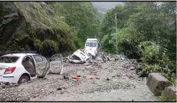 सड़क पर खड़े थे वाहन, पहाड़ी से आया मलबा, 4 लोगों की मौत, 7 घायल