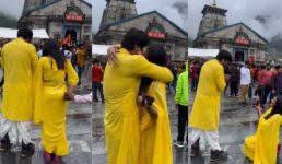 केदारनाथ मंदिर के सामने ब्वॉयफ्रेंड को प्रपोज करने वाला वीडियो वायरल, कई लोग नाराजगी भी जता रहे हैं