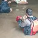 Video उत्तराखंड में पहाड़ के अंदर रेल टनल में पानी भरने से 114 लोग फंसे, बड़ी मुश्किल से निकाला