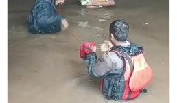 Video उत्तराखंड में पहाड़ के अंदर रेल टनल में पानी भरने से 114 लोग फंसे, बड़ी मुश्किल से निकाला
