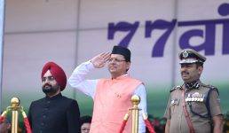 सीएम धामी ने उत्तराखंड के लिए 13 घोषणाएं की, देहरादून में फहराया तिरंगा