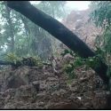 कोटद्वार-दुगड्डा एनएच पर बादल फटा, रोड बंद, मलवे से गुजरकर पैदल जा रहे लोग