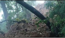 कोटद्वार-दुगड्डा एनएच पर बादल फटा, रोड बंद, मलवे से गुजरकर पैदल जा रहे लोग