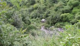 टिहरी में वाहन खाई में गिरा, 2 लोगों की मौत, 1 गंभीर घायल