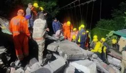 हेलंग में आवासीय भवन गिरा, 7 लोग मलबे में दबे, 2 की मौत, 5 बचाए गये