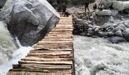 Uttarakhand आपदा को जवाब, ग्रामीणों के सहयोग से वैकल्पिक पुल तैयार, Video देखिए