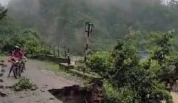 दिल्ली-देहरादून हाईवे में सड़क धंसी, वाहनों की आवाजाही हुई प्रभावित