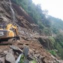 केदारनाथ राष्ट्रीय राजमार्ग में गिरी बड़ी चट्टान, यातायात बंद, खोलने का काम जारी