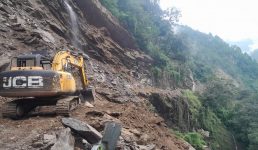 केदारनाथ राष्ट्रीय राजमार्ग में गिरी बड़ी चट्टान, यातायात बंद, खोलने का काम जारी
