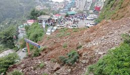 नई टिहरी के चंबा थाने के पास भारी भूस्खलन, दो महिलाओं और एक बच्चे की मौत