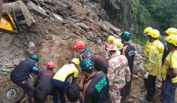 Uttarakhand सड़क साफ करते वक्त मलवे से मिला वाहन, अंदर 5 व्यक्ति मृत मिले