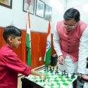 सीएम धामी से मिला उत्तराखंड निवासी विश्व का सबसे कम उम्र का शतरंज खिलाड़ी, सीएम के साथ शतरंज भी खेला