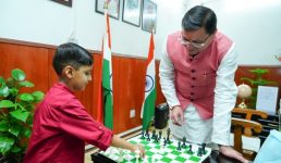 सीएम धामी से मिला उत्तराखंड निवासी विश्व का सबसे कम उम्र का शतरंज खिलाड़ी, सीएम के साथ शतरंज भी खेला