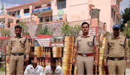 Uttarakhand पुलिस ने कैंटर को रोक कर चेक किया तो रह गई दंग, अंदर निकली 800 पेटी अवैध बियर