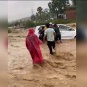 उफान पर आए बरसाती नाले में बह गई कार, 5 लोग थे सवार