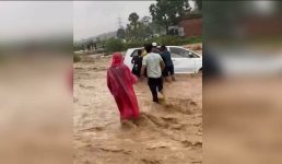 उफान पर आए बरसाती नाले में बह गई कार, 5 लोग थे सवार