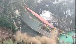 नैनीताल में भूस्खलन के कारण ढह गया दोमंजिला मकान, आस-पास के घरों को भी खतरा