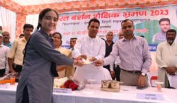 भारत भ्रमण पर निकले टिहरी जिले के मेधावी विद्यार्थी, विधायक और जिलाधिकारी ने यात्रा का शुभारंभ किया