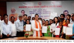 Uttarakhand यहां प्रधानमंत्री आवास योजना के लाभार्थियों को आवास के प्रपत्रों का आवंटन,  आवास मंत्री डॉ. प्रेम चन्द अग्रवाल ने किया