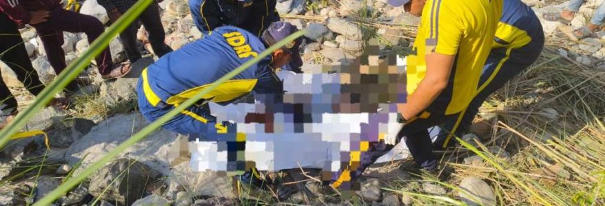 उत्तराखंड : भीषण सड़क दुघर्टना में 3 लोगों की मौत, गहरी खाई में गिरा वाहन उत्तराखंड : भीषण सड़क दुघर्टना में 3 लोगों की मौत, गहरी खाई में गिरा वाहन