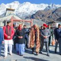 चारधाम यात्रा पर पहुंचे उपराष्ट्रपति का हाथ कड़ी सुरक्षा के बीच एक बच्चे ने पकड़ लिया, फिर क्या हुआ, पढ़िए