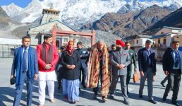 चारधाम यात्रा पर पहुंचे उपराष्ट्रपति का हाथ कड़ी सुरक्षा के बीच एक बच्चे ने पकड़ लिया, फिर क्या हुआ, पढ़िए