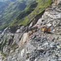 धारचूला-गुंजी मोटर मार्ग में भीषण हादसा, यात्री वाहन के ऊपर गिरी चट्टान