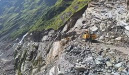 धारचूला-गुंजी मोटर मार्ग में भीषण हादसा, यात्री वाहन के ऊपर गिरी चट्टान
