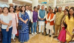 सीएम धामी पहुंचे दुबई,  एयरपोर्ट पहुंचने पर प्रवासी भारतीयों द्वारा उनका स्वागत किया गया, निवेशकों से करेंगे मुलाकात
