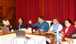सीएम ने अधिकारियों को दी हिदायत, कहा अपनी निर्माणाधीन योजनाओं की जानकारी टिप्स पर होनी चाहिए