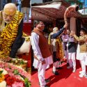 तस्वीरें : पीएम मोदी ने जागेश्वर धाम में पूजा अर्चना की, फ्लीट मार्ग में प्रधानमंत्री ने स्थानीय लोगों का कार से उतरकर अभिवादन भी स्वीकार किया