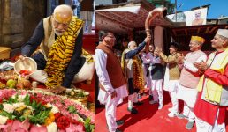 तस्वीरें : पीएम मोदी ने जागेश्वर धाम में पूजा अर्चना की, फ्लीट मार्ग में प्रधानमंत्री ने स्थानीय लोगों का कार से उतरकर अभिवादन भी स्वीकार किया