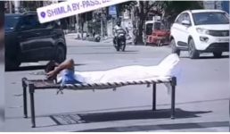 देहरादून में चौराहे पर सड़क में खाट डालकर रील बना रहे थे, फिर जो हुआ उसने सिखाया अच्छा सबक