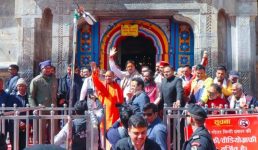 यूपी सीएम योगी आदित्यनाथ ने केदारनाथ के दर्शन किए, बद्रीनाथ में गुजारी रात