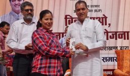 Uttarakhand ‘बिल लाओ इनाम पाओ योजना’ के तहत पुरस्कार वितरित किए गए, वित्त मंत्री प्रेमचन्द अग्रवाल रहे मौजूद